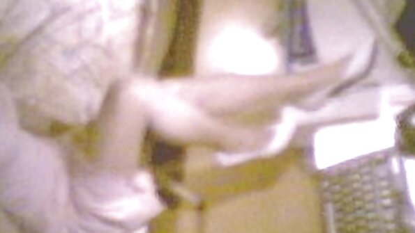 Tenåring med bittesmå bryster frister stebroren til anal koisjon