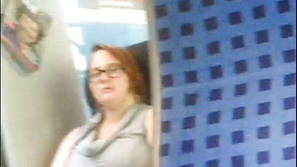 Søt jente blir oljet opp og knullet så hardt
