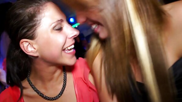 Uhemmet brunette liker sex foran kamera