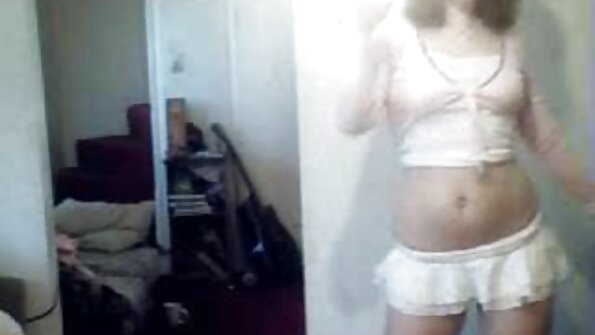 Raunchy brunette jente får den stramme anusen tilbedt av kjæresten