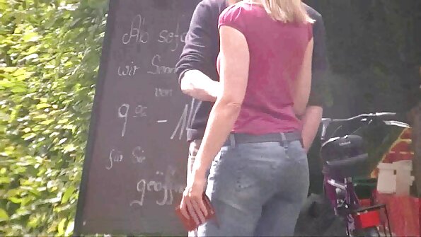 To jenter har en foursome med to kåte karer i dette rommet