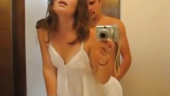 Raunchy tenåringsjente rir pik av langhåret jævel foran MILFs øyne