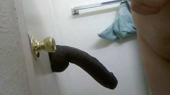Pen dame med en fin vidåpen fitte bruker sin store dildo